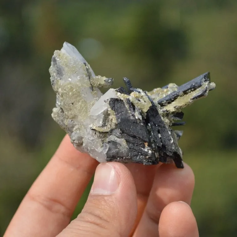 Ferberite With Quartz,Mica Crystals - Image 4