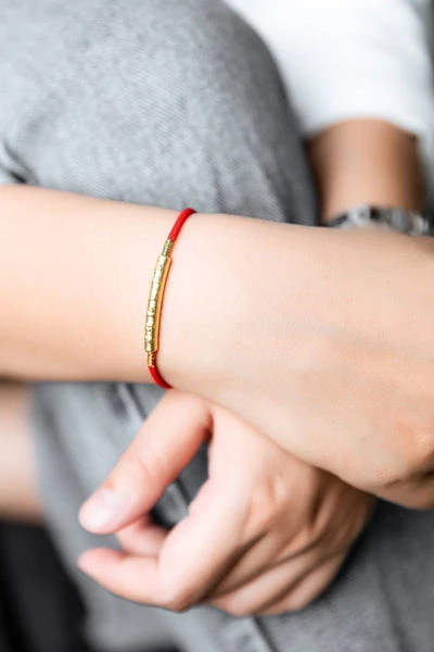 how to wear red string bracelet